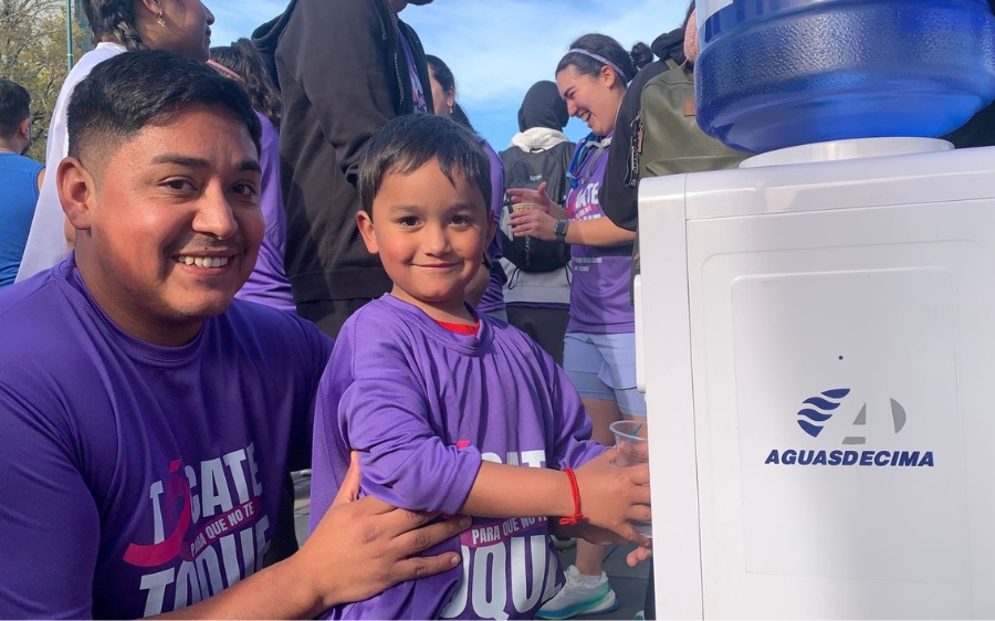 Stand de Aguas Décima invitó a valdivianos a beber agua de la llave